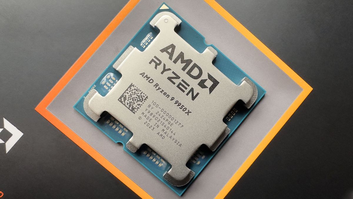معالج AMD Ryzen 9 9950X بـ 16 نواة و32 خيطًا وتردد يصل إلى 5.7 جيجاهرتز وذاكرة تخزين مؤقتة L3 سعة 64 ميجابايت ويدعم ذاكرة DDR5 وPCIe 5.0 ورفع تردد التشغيل باستخدام TDP بقدرة 170 وات